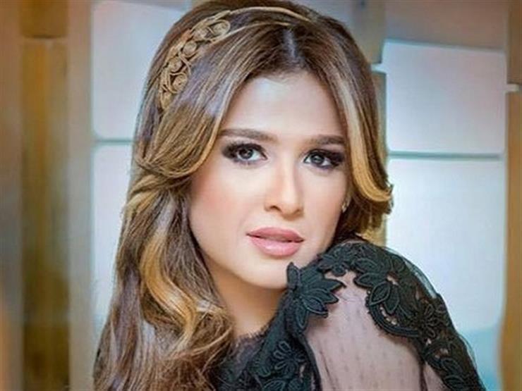 شاهد.. الفنانة ياسمين عبد العزيز تهنئ جمهورها بالعام الجديد.. وزوجها يُعلق (فيديو)