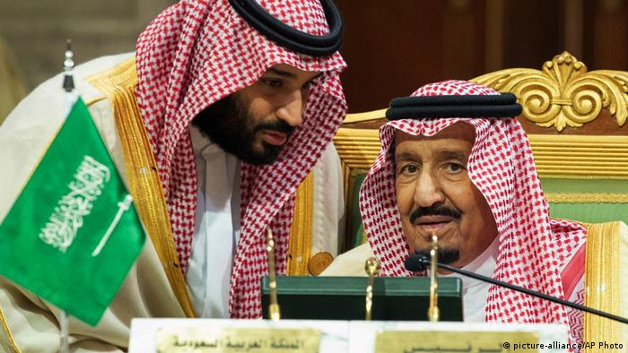 السعودية .. مكرمة ملكية خاصة لأبناء هذه الدولة العربية وتوجيهات سامية لتمديد الاقامات مجانا وإعفائهم من دفع الرسوم المالية