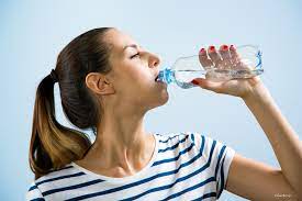 خطر على حياتك ..شرب الماء بهذه الطريقة يسبب الموت المفاجئ؟؟
