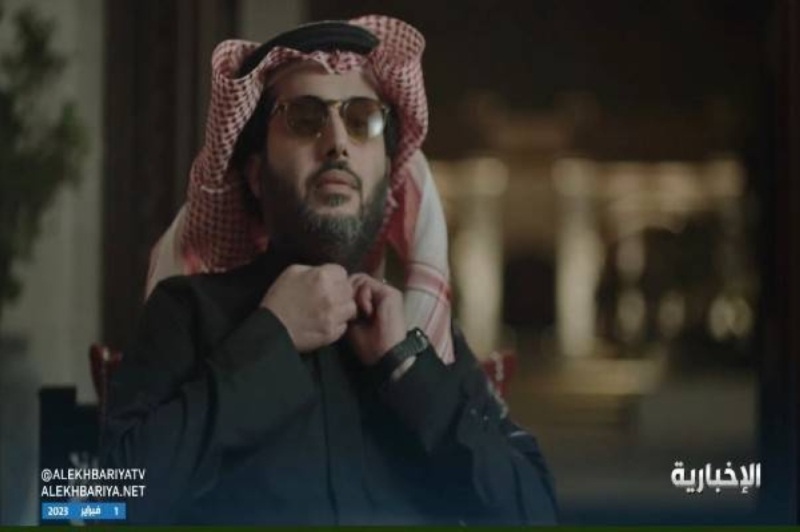 شاهد.. آل الشيخ يتأثر ويخلع المايك وهو يروي تفاصيل اللحظات الأخيرة في حياة الفنان الراحل طلال مداح (فيديو)