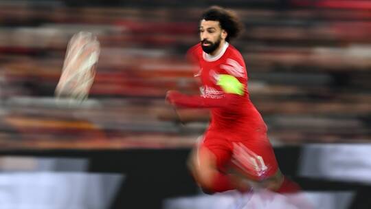 شاهد نجم ليفربول  محمد صلاح  يسجل هدف كوميدي أذهل الجماهير ( فيديو رائع )