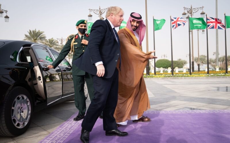 السعودية.. مدير مكتب محمد بن سلمان يكشف السبب الصادم لتغيير لون سجاد استقبال ضيوف الدولة الرسميين