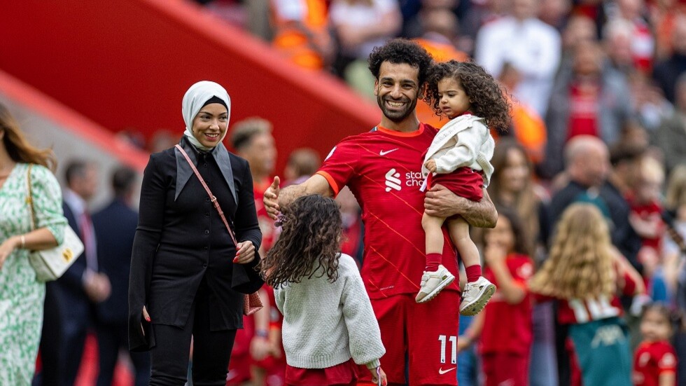 النجم محمد صلاح يشعل حرب كلامية بين مغرد مصري وأمير سعودي بارز