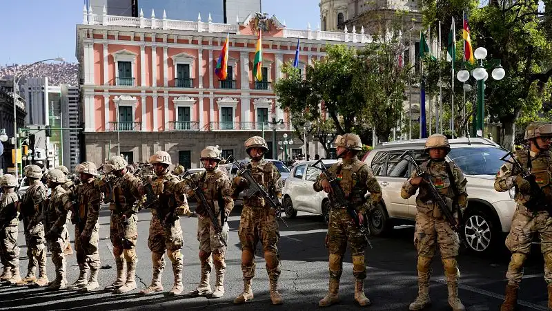 ورد للتو.. انقلاب عسكري في العاصمة والحكومة تهرب الى خارج البلاد والجيش في حالة تأهب قصوى