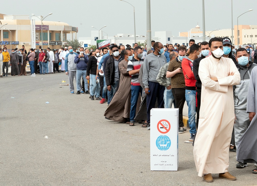 قرار عاجل.. من الداخلية الكويتية بترحيل وإنهاء خدمات مايزيد عن 800 وافد لهذة الإسباب!