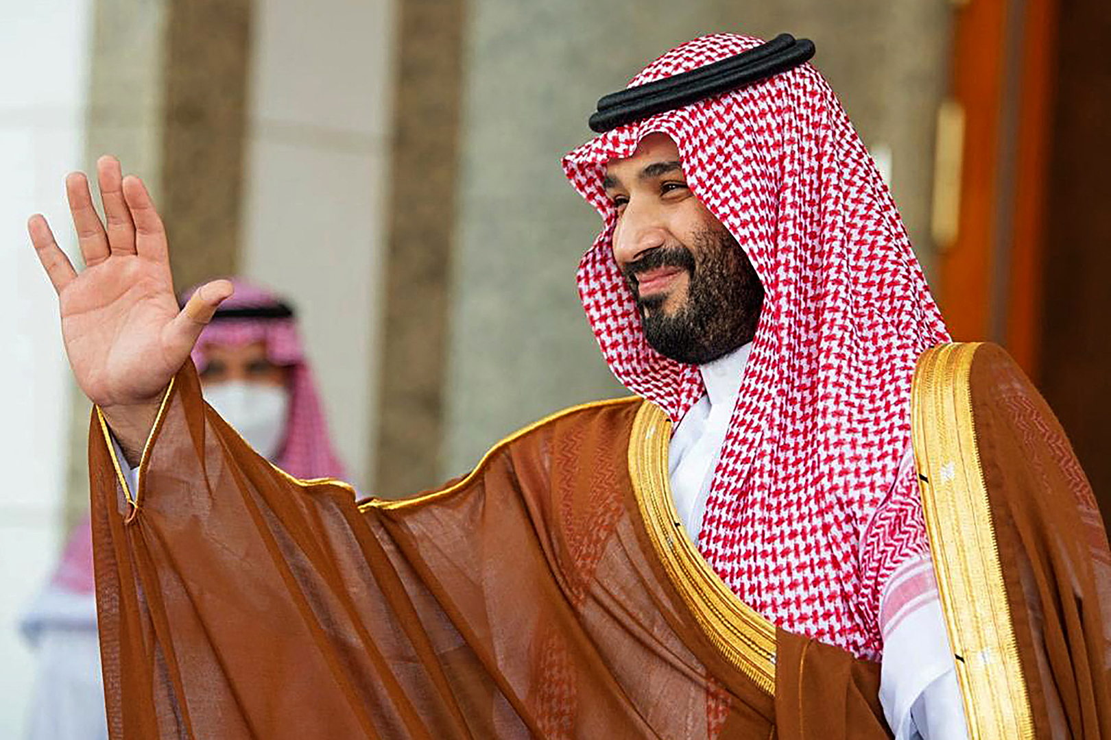 سعودية تستفز الأمير محمد بن سلمان بشكل محرج  وغير لائق فخرج من سيارته ورد عليها بطريقته