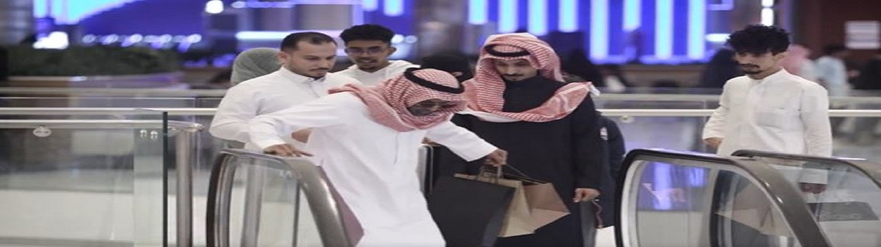 شاهد.. شاب يعتدي على رجلاً مسنًا في السعودية.. هكذا كانت ردة فعل المواطنين (فيديو)