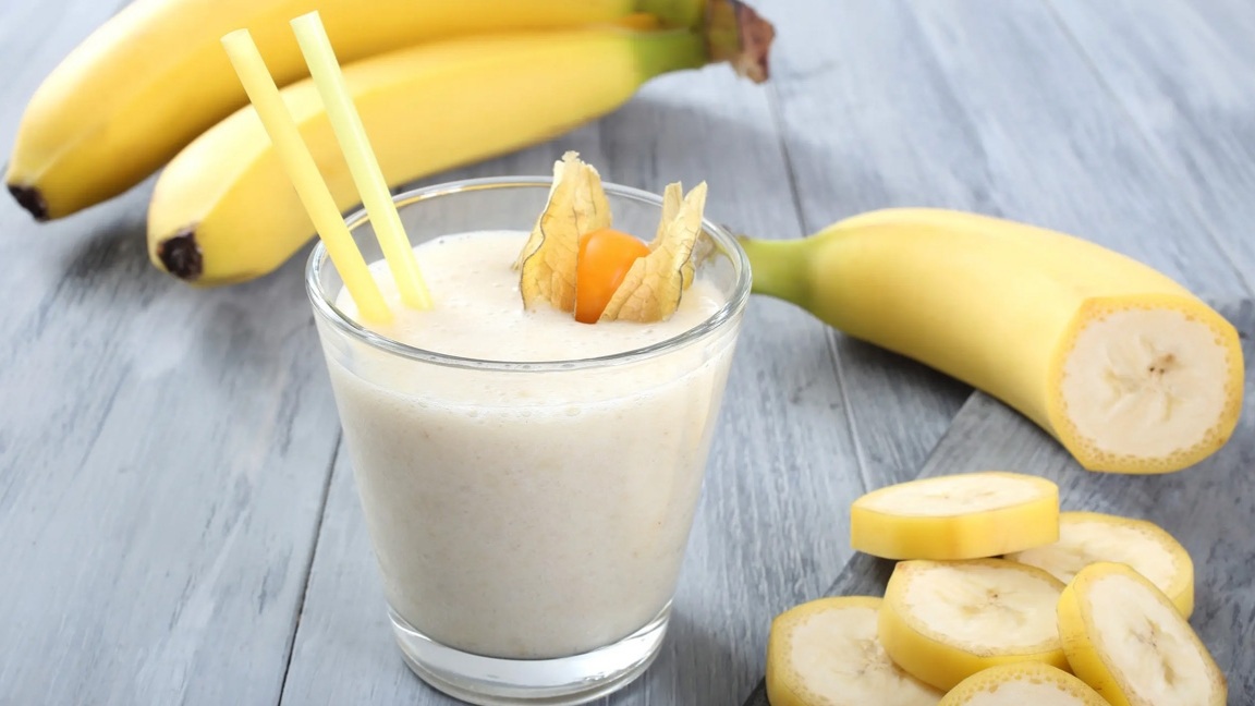 هل تعلم ماذا يحدث لجسمك عند تناول الموز على الريق يومياً ستندهش من النتيجة!