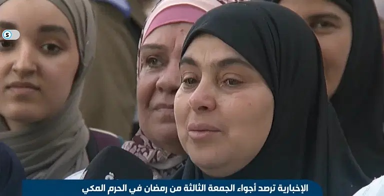 شاهد.. معتمرة تذرف الدموع أثناء الدعاء لأخيها بعد تكفله برحلة العمرة (فيديو)