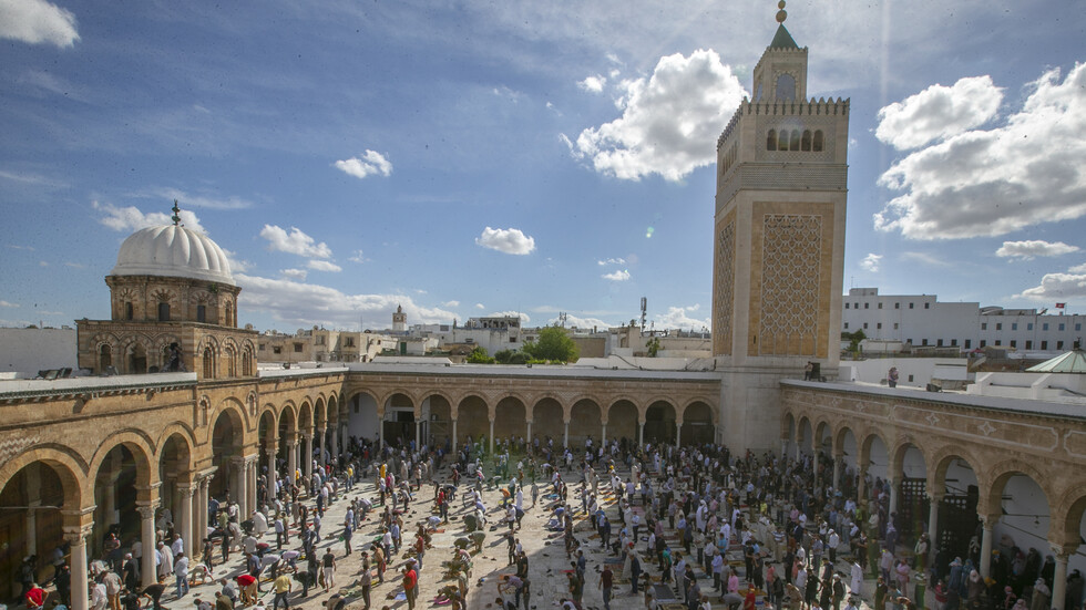 أقذر عصابة عربية .. تسرق أموال المصلين في المساجد بحيلة ماكرة لا تخطر على بال إبليس؟