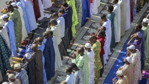 في دولة عربية .. شبان يجبرون خطيب المسجد على النزول من المنبر ويطردون كل المصلّين؟