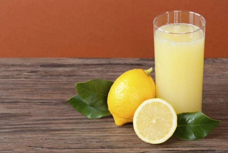 أهم الأسباب التي تجعلك تتناول الماء مع الليمون كل يوم في الصباح!