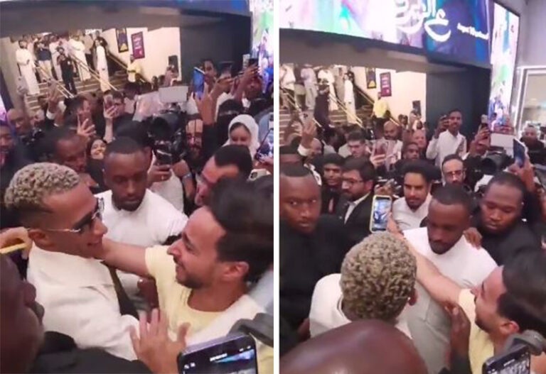 بعد عرض فيلمه الجديد في الرياض.. شاهد شاب يحتضن محمد رمضان وينهار بالبكاء