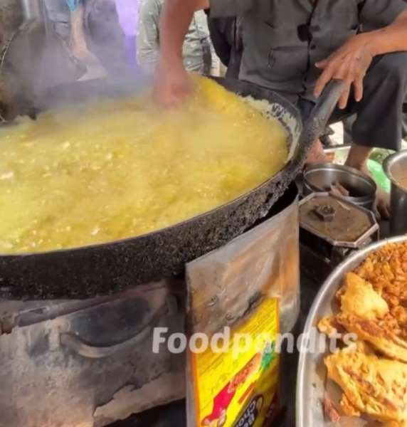 شاهد أغرب رجل على وجه الأرض .. يغمس يده بالزيت المغلي ولا يصيبه أي شيء( فيديو )