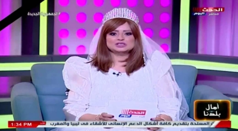 مذيعة مصرية حسناء تظهر بفستان زفاف على الهواء وتصدم الجميع بطلب جريء