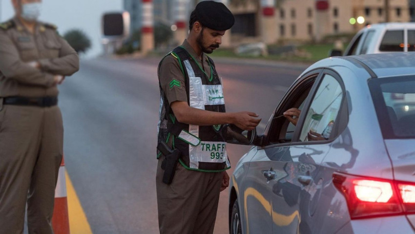 شاهد.. تفتيش صارم من المرور السعودي بمناطق متفرقة بالسعودية علي هذة الأشياء بالسيارات! تخلص منها فوراً