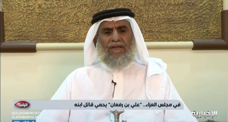 شاهد .. مواطن سعودي يكشف عن ردة فعله عندما حضر قاتل ابنه العزاء وبحوزته مسدسا!