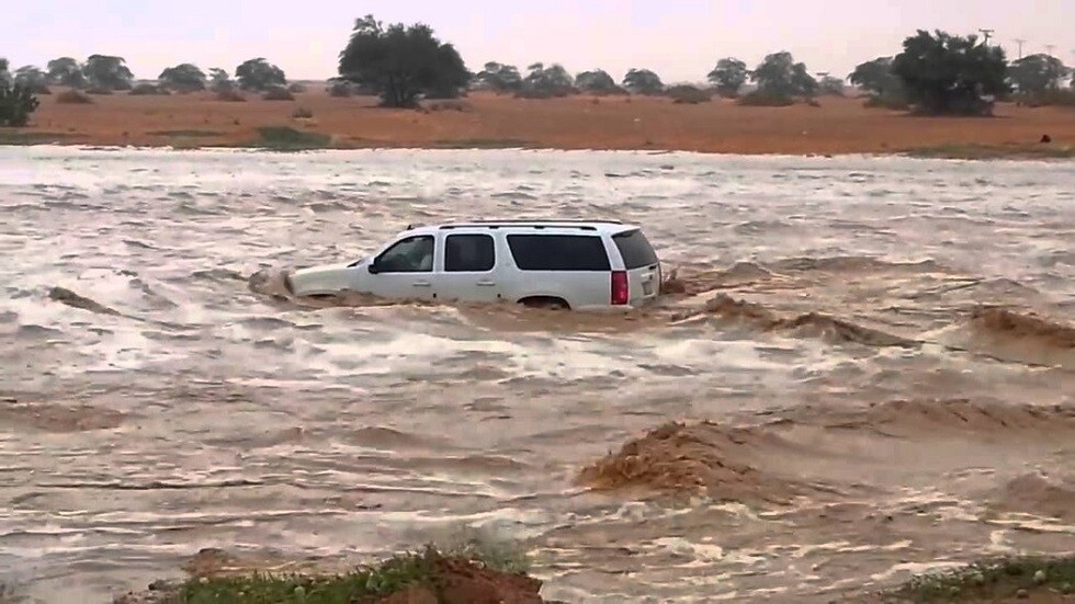 شاهد بالفيديو .. لقطات مروعة تحبس الأنفاس وسيل عارم يجرف سيارة بمن فيها بالسعودية