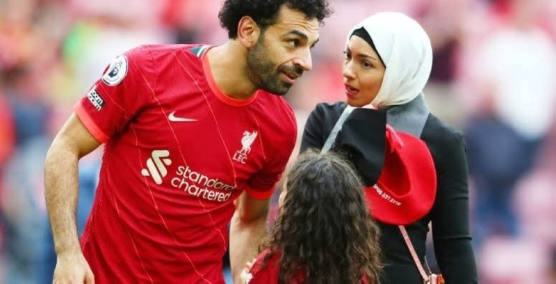 شاهد.. صورة لزوجة محمد صلاح بجانب ممثل أمريكي تثير الجدل في مصر