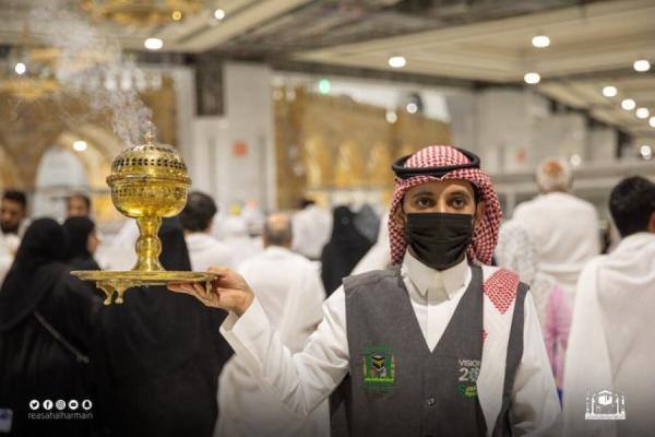 خلال شهر رمضان.. 60 مبخرة لتطييب أجواء المسجد الحرام على مدار الساعة (التفاصيل)