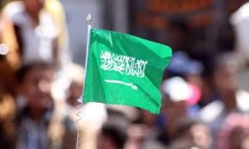 السعودية ترحل أكثر من 120 ألف عامل لديها ولن تسمح بدخولهم للمملكة نهائيا.. وهذه هي جنسياتهم !!