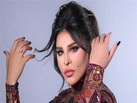 الفنانة ماجي بوغصن تهنئ أحلام على برنامج سعودي آيدول (صورة)