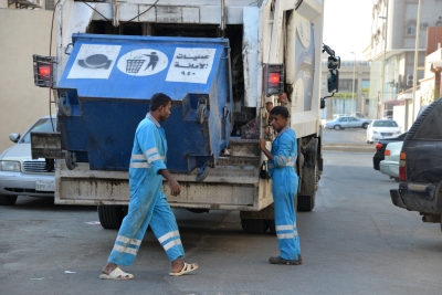 السعودية .. كاميرا مراقبة توثق تصرف صادم من عمال نظافة .. لن تصدق ما فعلوه