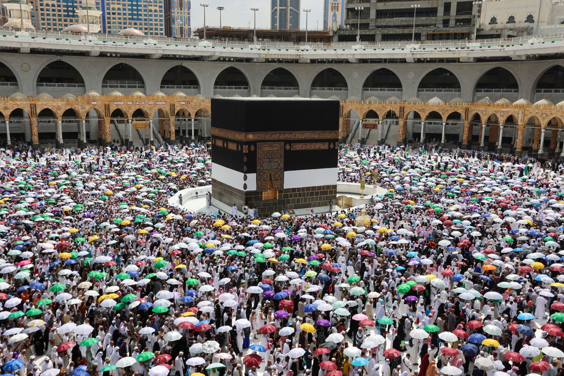 قرار صادم من السعودية بمنع تأدية الحج والعمرة للوافدين الذي يحملون هذه الأشياء الهامة معهم