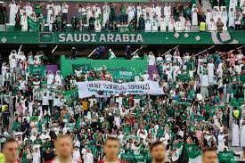 لاعب كرة قدم سعودي شهير يطرد أمه المريضة من منزله لسبب صادم لا يصدقه العقل؟