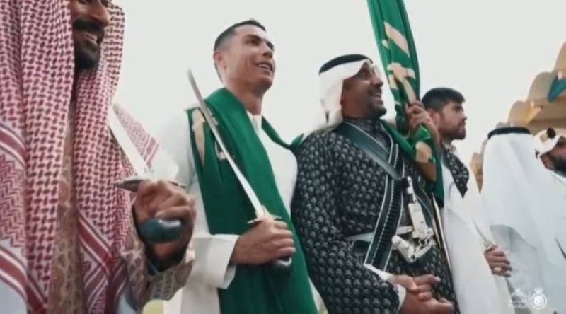 شاهد.. كريستيانو يؤدي العرضة السعودية احتفالا بيوم التأسيس (فيديو)