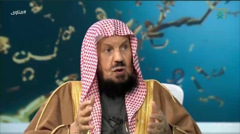 السعودية.. هل يجوز لصاحب المحل بيع السلعة بسعر مختلف من زبون إلى زبون آخر ؟.. شاهد الشيخ المنيع يجيب (فيديو)