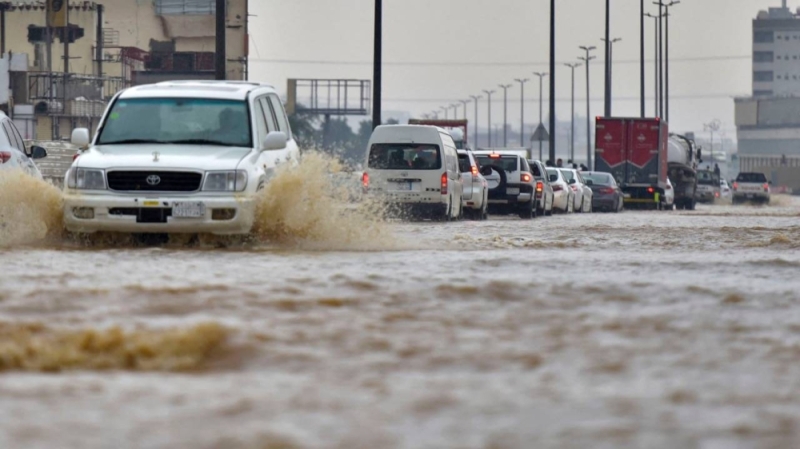 هطول أمطار غزيرة على منطقة مكة والدفاع المدني يوجه باتخاذ الحيطة والحذر من اليوم حتى الأربعاء