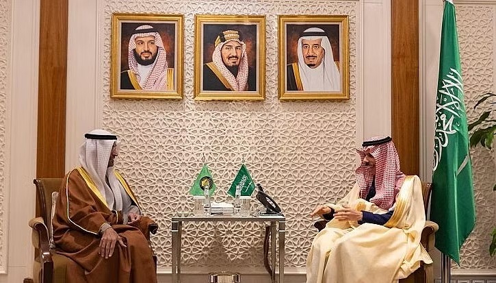 السعودية.. وزير الخارجية الأمير فيصل بن فرحان يستقبل أمين عام مجلس التعاون