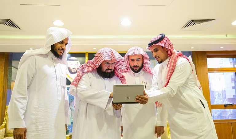 السعودية.. السديس يدشن 3 مبادرات بشأن الكتب والتحول الرقمي ومكتبة المسجد الحرام