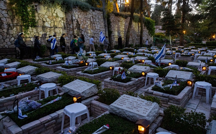 لسبب غريب وصادم .. الإسرائيليون يرفضون دفن بعض قتلاهم في المقابر اليهودية؟