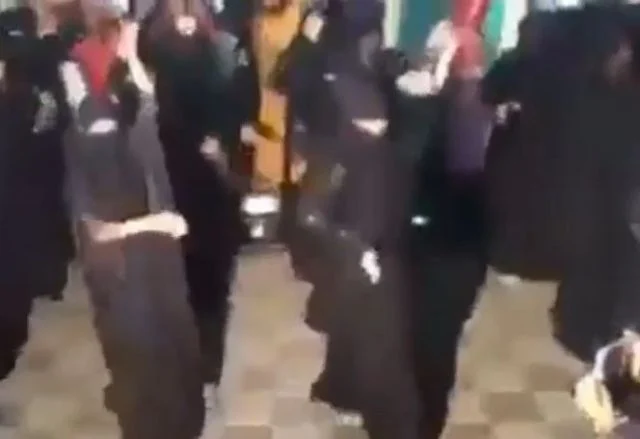 تسريب فيديو لفتيات منقبات بوصلة رقص في الصحراء بحركات جريئة (فيديو)