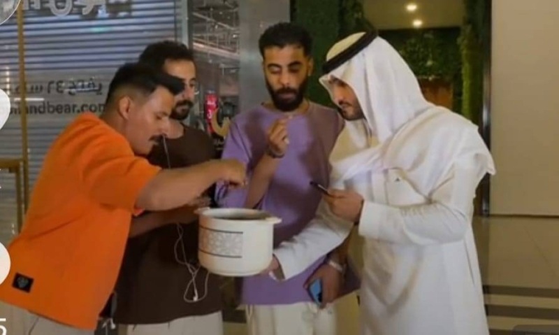 يوتيوبر سعودي يقدم لحم ل 3 شباب ويفاجئهم بعد تناوله بأنه لحم حمار.. شاهد ردة فعلهم