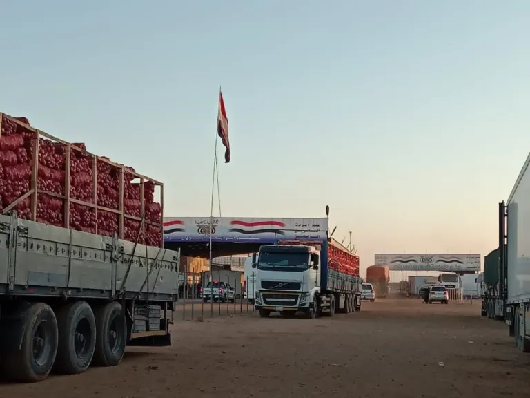 السلطات السعودية تمنع إدخال هذا المنتج اليمني إلى أراضيها وعودة الشاحنات المحملة من منفذ الوديعة (صور)