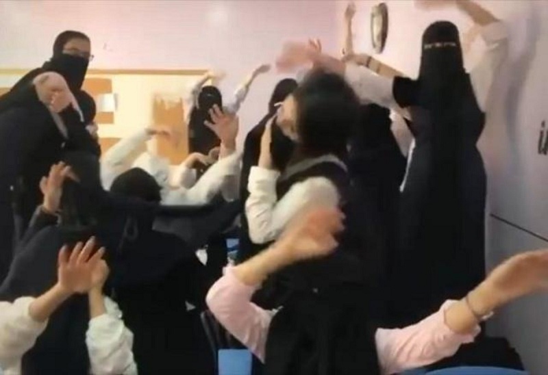 تسريب فيديو لفتيات في وصلة رقص جماعية داخل الفصل الدراسي (فيديو)