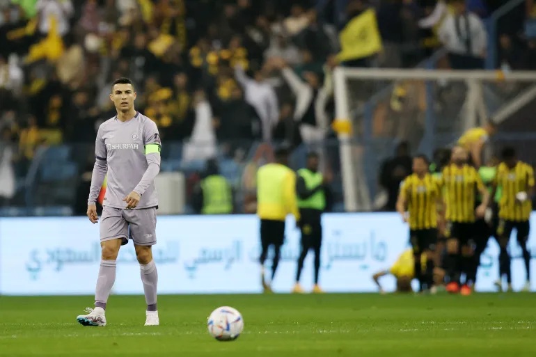 بعد تعاقد النصر مع رونالدو.. الاتحاد السعودي لا يفكر بضم لاعبين أقل من ميسي وصلاح (فيديو)