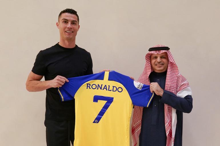 شاهد.. النصر السعودي يعلن رسميا تعاقده مع البرتغالي رونالدو حتى 2025 (صور)